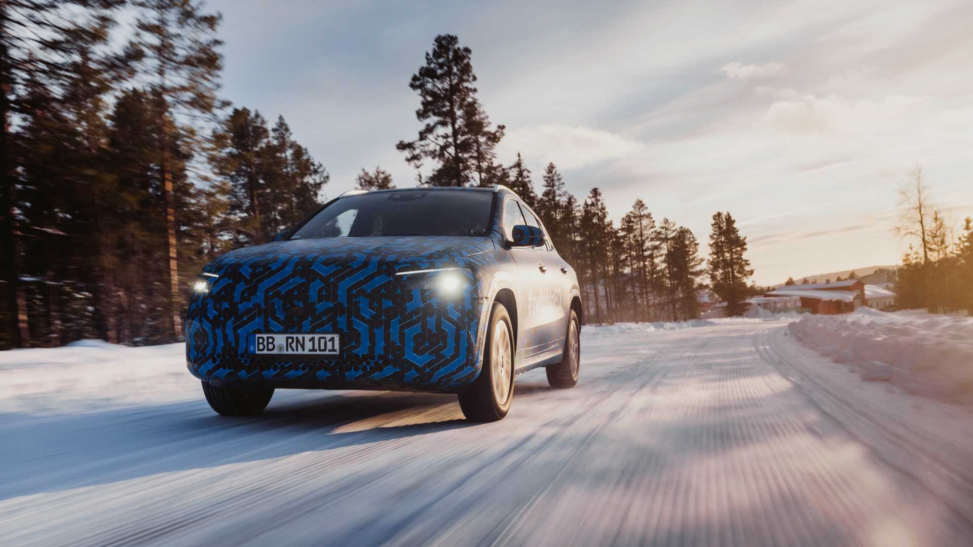 Primer vistazo al nuevo Mercedes EQA: así se mueve en la nieve