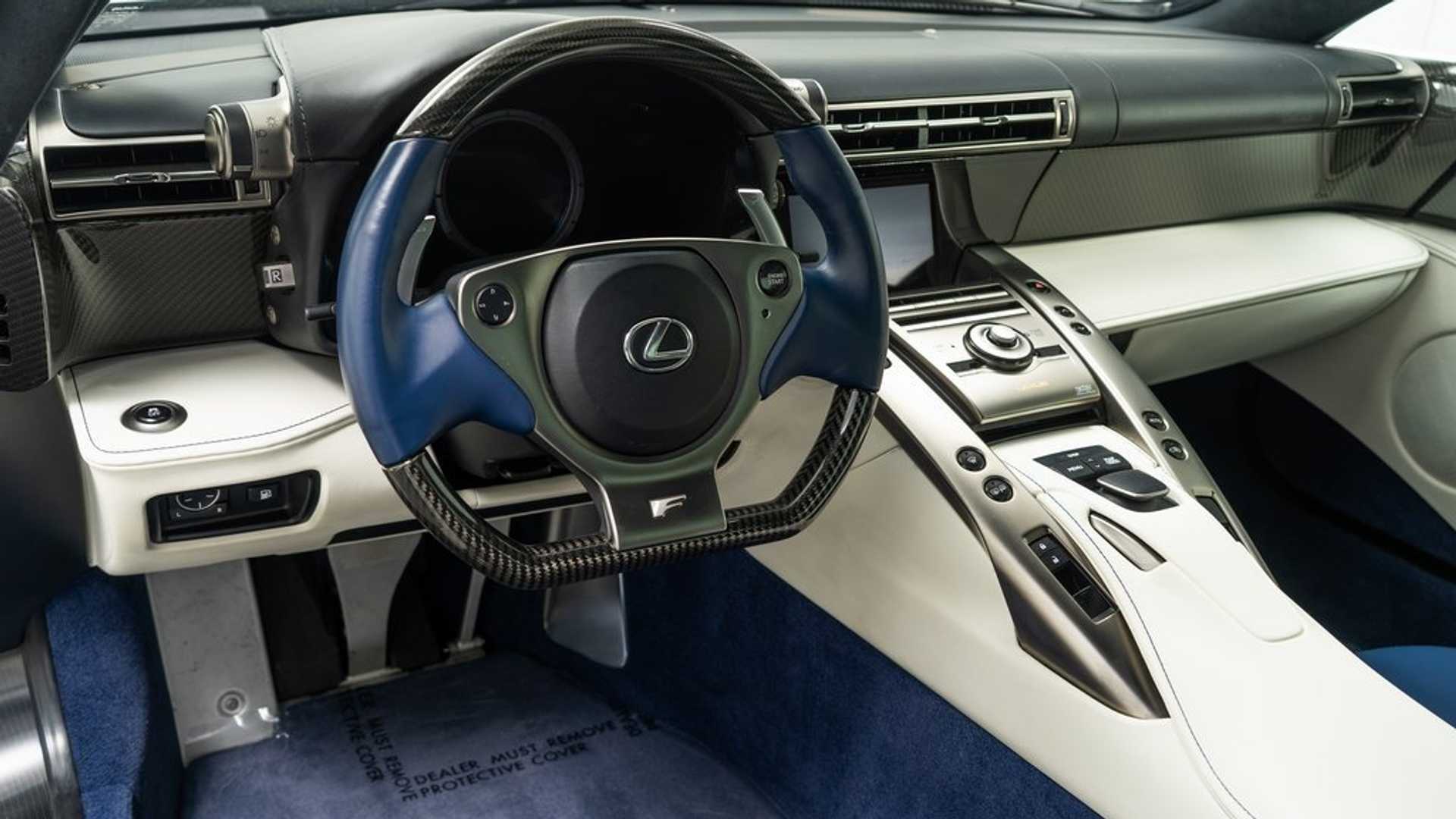 Sale a la venta el Lexus LFA que perteneció a Paris Hilton: 457.000 euros tienen la culpa