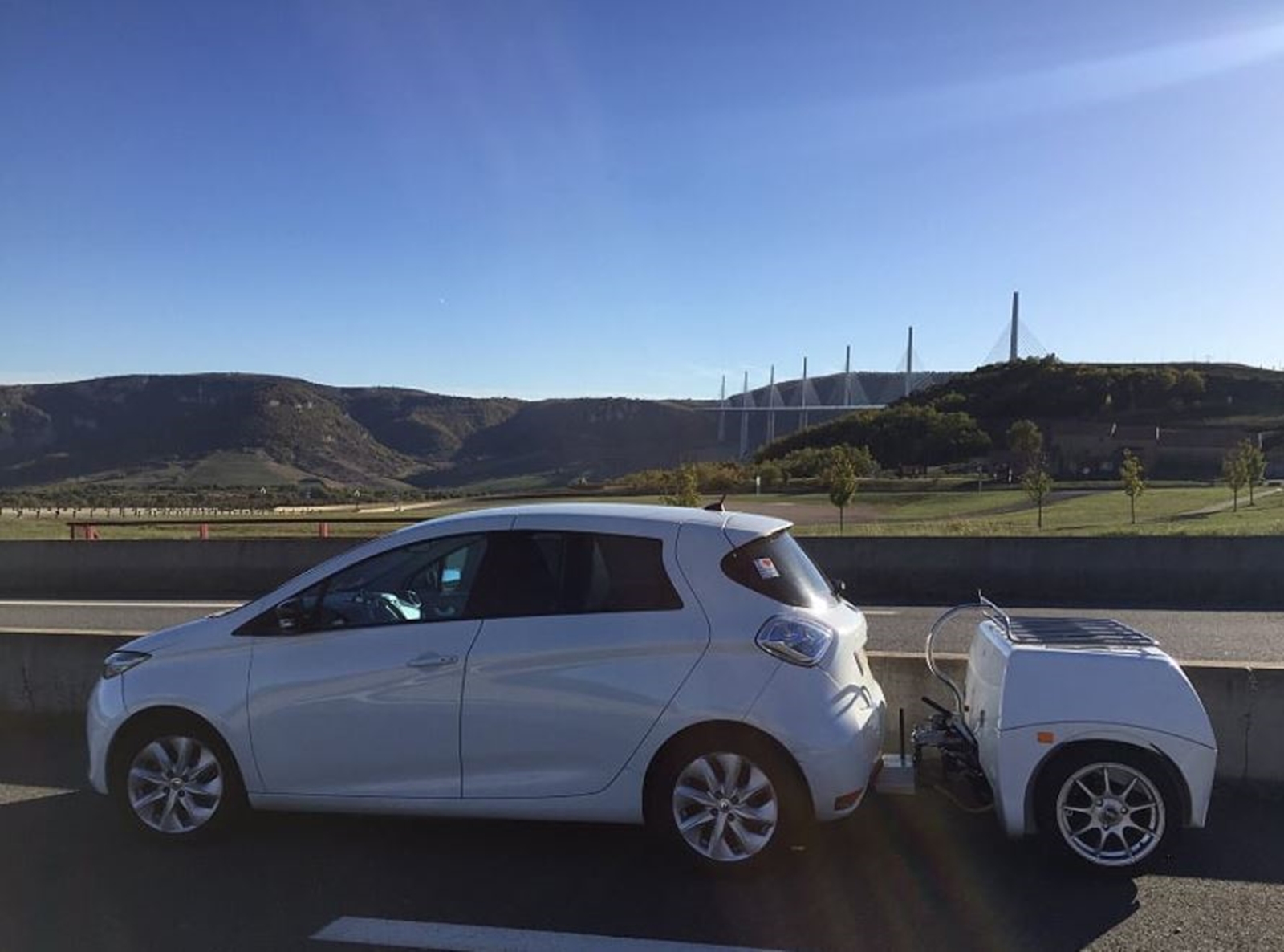 ¿Tienes ansiedad por la autonomía de tu eléctrico? Este remolque podría ser la solución