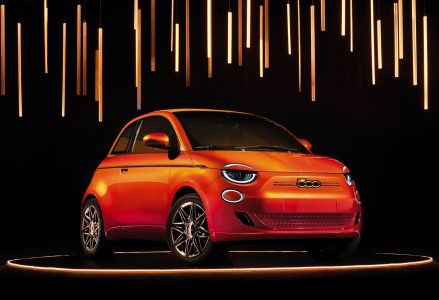 El nuevo Fiat 500 dice adiós a los motores térmicos: 320 km de autonomía y desde 37.900 euros