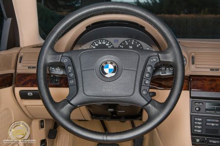 Este BMW 740i E38 de 1998 ha permanecido sin estrenar en una cápsula del tiempo... y se ha vendido por 120.050 euros