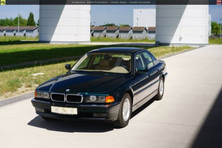 Este BMW 740i E38 de 1998 ha permanecido sin estrenar en una cápsula del tiempo... y se ha vendido por 120.050 euros