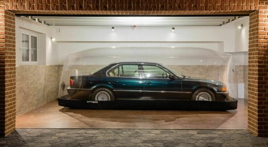 Este BMW 740i E38 de 1998 ha permanecido sin estrenar en una cápsula del tiempo... y se ha vendido por 120.050 euros