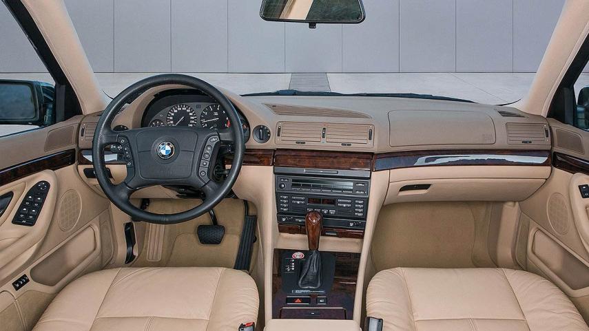 Este BMW 740i E38 de 1998 ha permanecido sin estrenar en una cápsula del tiempo... y se ha vendido por 120.050 euros
