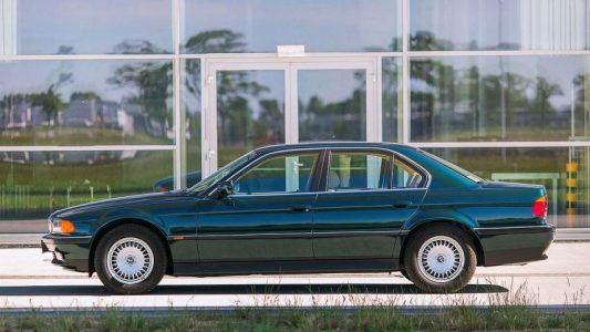 Este BMW 740i E38 de 1998 ha permanecido sin estrenar en una cápsula del tiempo... y se ha vendido por 120.050 euros