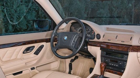 Este BMW 740i E38 de 1998 ha permanecido sin estrenar en una cápsula del tiempo... y se ha vendido por 120.050 euros