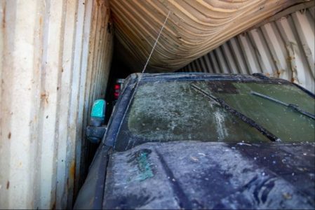 Estos dos Chevrolet Silverado han estado 22 meses bajo el agua en el océano