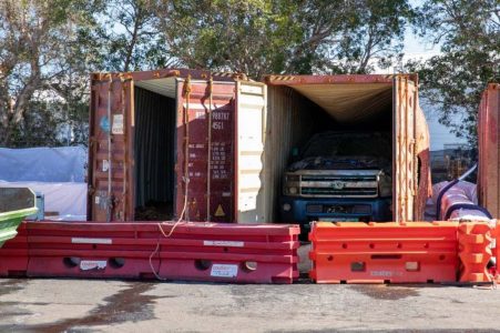 Estos dos Chevrolet Silverado han estado 22 meses bajo el agua en el océano