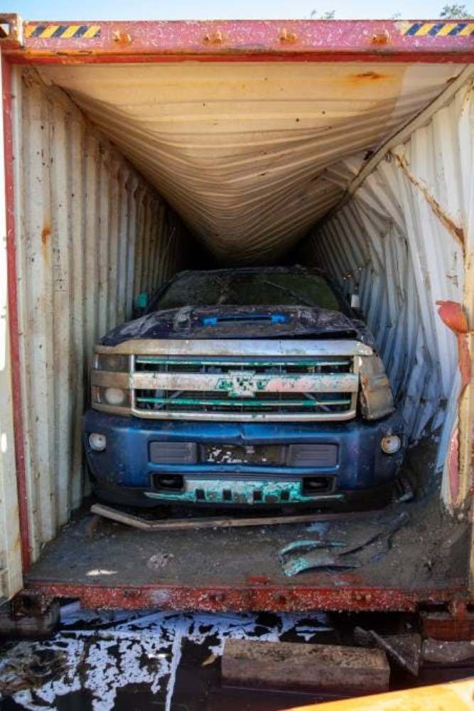 Estos dos Chevrolet Silverado han estado 22 meses bajo el agua en el océano