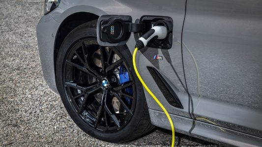 El BMW 545e xDrive 2021 llega con 400 CV y una autonomía eléctrica de hasta 57 kilómetros