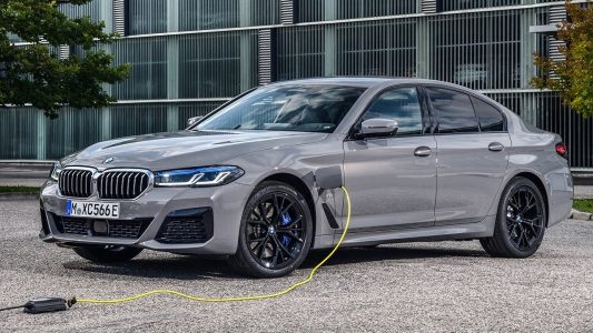 El BMW 545e xDrive 2021 llega con 400 CV y una autonomía eléctrica de hasta 57 kilómetros