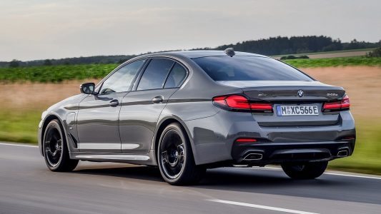 El BMW 545e xDrive 2021 llega con 400 CV y una autonomía eléctrica de hasta 57 kilómetros