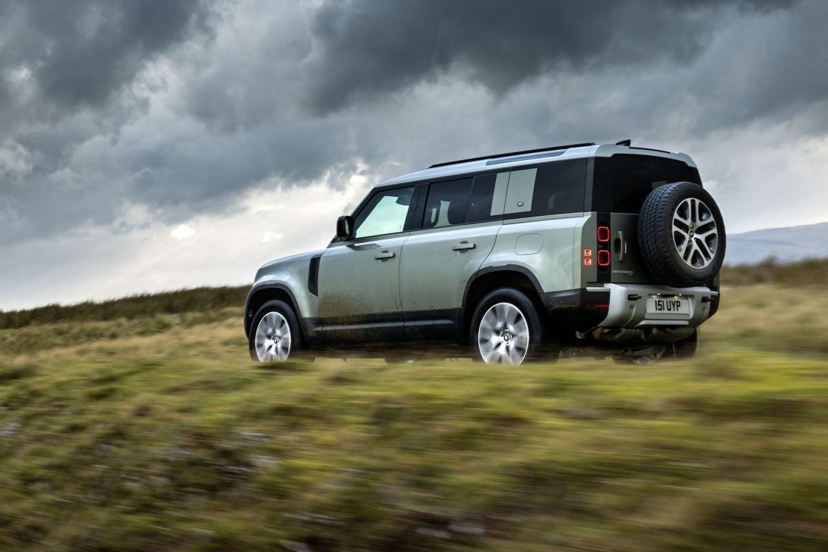 El Land Rover Defender recibe la versión híbrida P400e