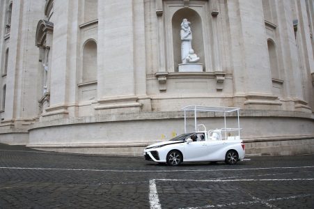 El nuevo Papamóvil va con hidrógeno y es japonés