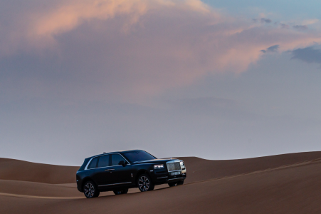 El Rolls-Royce Cullinan muestra sus capacidades y robustez en el desierto