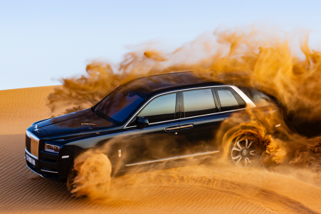 El Rolls-Royce Cullinan muestra sus capacidades y robustez en el desierto