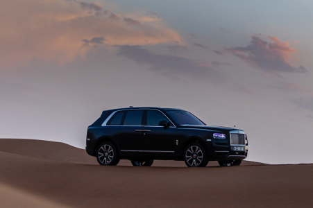 El Rolls-Royce Cullinan muestra sus capacidades y robustez en el desierto