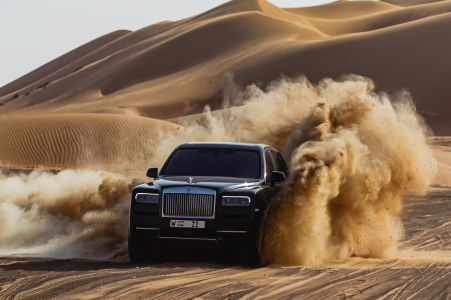 El Rolls-Royce Cullinan muestra sus capacidades y robustez en el desierto