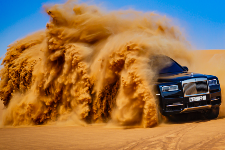 El Rolls-Royce Cullinan muestra sus capacidades y robustez en el desierto