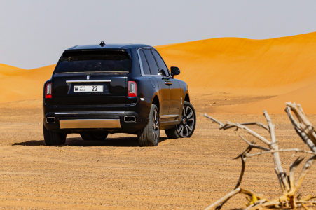 El Rolls-Royce Cullinan muestra sus capacidades y robustez en el desierto