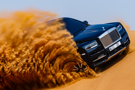 El Rolls-Royce Cullinan muestra sus capacidades y robustez en el desierto