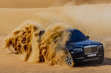 El Rolls-Royce Cullinan muestra sus capacidades y robustez en el desierto