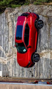 ¿Por qué razón Volvo está lanzando coches nuevos a 30 metros de altura en grúa?
