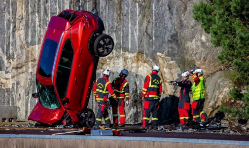 ¿Por qué razón Volvo está lanzando coches nuevos a 30 metros de altura en grúa?