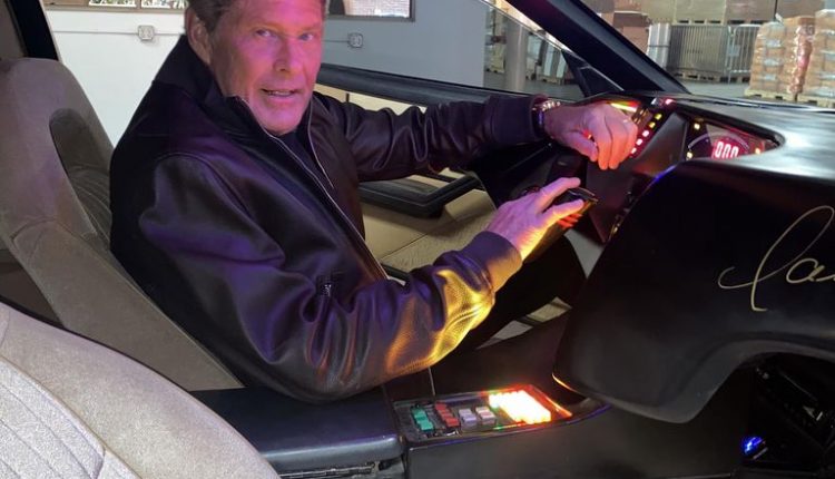 David Hasselhoff saca a subasta su propio "Coche Fantástico"