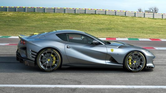 Así es la serie limitada del Ferrari 812 Superfast: Una vuelta de tuerca al motor V12