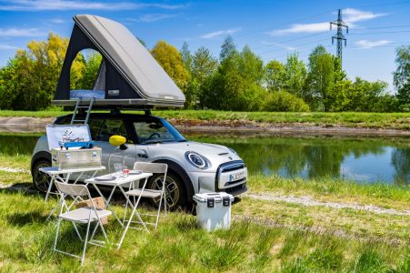 Irte de camping con tu MINI eléctrico es posible con los nuevos accesorios