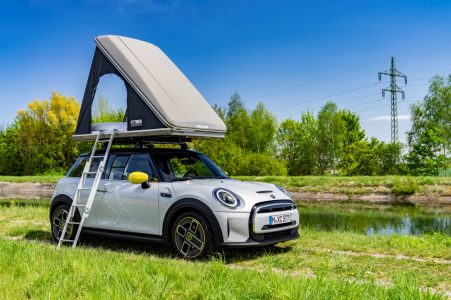 Irte de camping con tu MINI eléctrico es posible con los nuevos accesorios