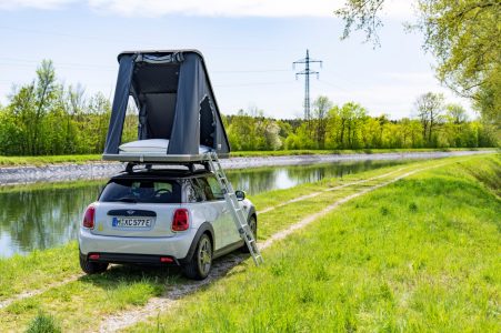 Irte de camping con tu MINI eléctrico es posible con los nuevos accesorios