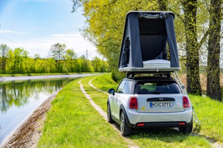 Irte de camping con tu MINI eléctrico es posible con los nuevos accesorios