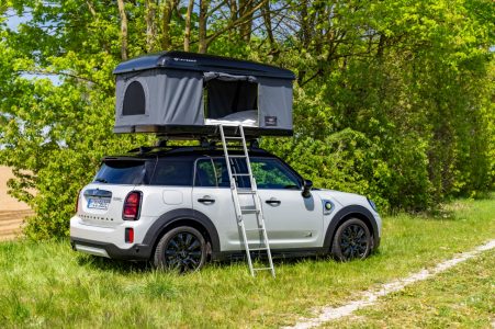 Irte de camping con tu MINI eléctrico es posible con los nuevos accesorios