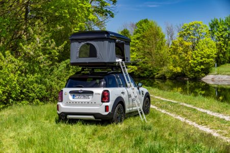 Irte de camping con tu MINI eléctrico es posible con los nuevos accesorios