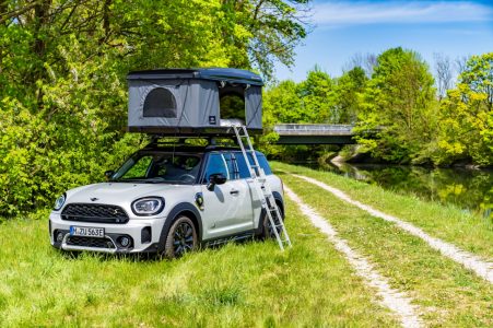 Irte de camping con tu MINI eléctrico es posible con los nuevos accesorios