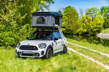 Irte de camping con tu MINI eléctrico es posible con los nuevos accesorios