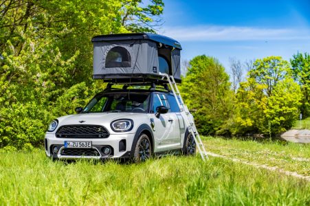 Irte de camping con tu MINI eléctrico es posible con los nuevos accesorios