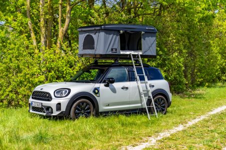 Irte de camping con tu MINI eléctrico es posible con los nuevos accesorios