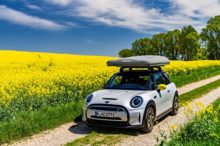 Irte de camping con tu MINI eléctrico es posible con los nuevos accesorios