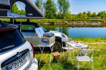 Irte de camping con tu MINI eléctrico es posible con los nuevos accesorios