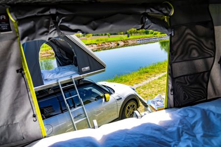 Irte de camping con tu MINI eléctrico es posible con los nuevos accesorios