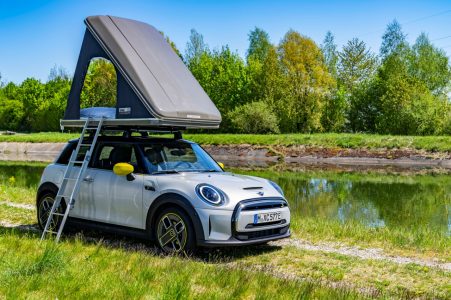 Irte de camping con tu MINI eléctrico es posible con los nuevos accesorios