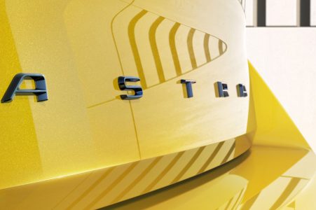 El Opel Astra 2022 electrificado comienza a mostrar sus primeros detalles: Así será