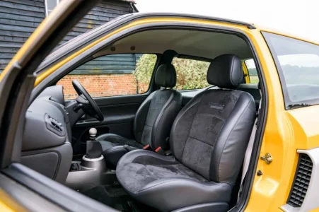 Este Renault Clio V6 de 2005 sólo tiene 1.577 kilómetros y ahora saldrá a subasta