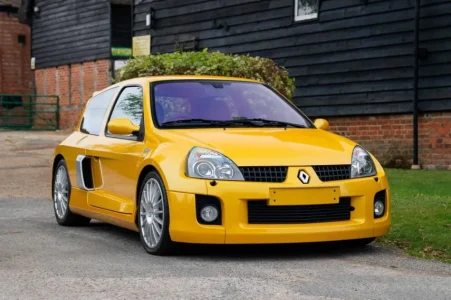 Este Renault Clio V6 de 2005 sólo tiene 1.577 kilómetros y ahora saldrá a subasta