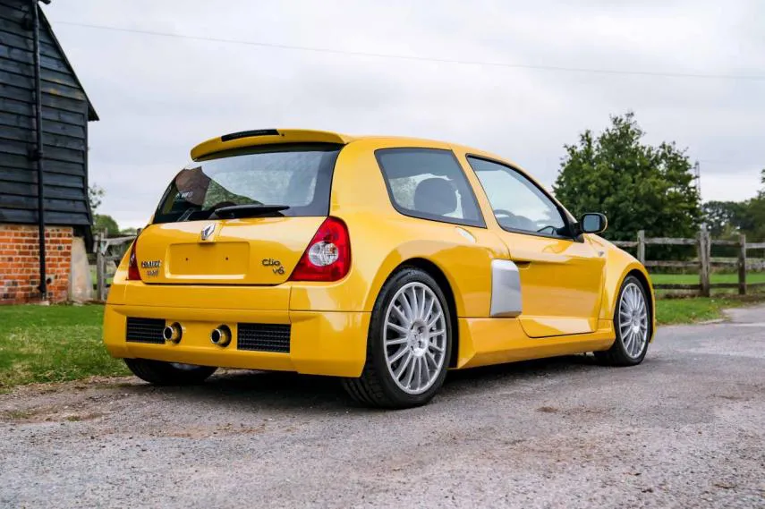 Este Renault Clio V6 de 2005 sólo tiene 1.577 kilómetros y ahora saldrá a subasta