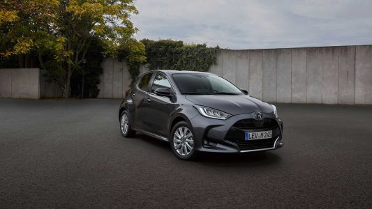 El Mazda2 2022 es un Toyota Yaris híbrido con los logotipos de Mazda