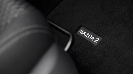 El Mazda2 2022 es un Toyota Yaris híbrido con los logotipos de Mazda